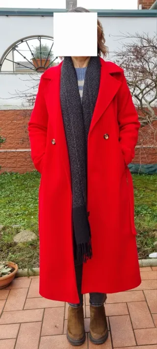 Cappotto rosso lungo con cintura