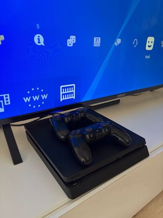 PS4 Slim 500GB Negra + 2 Mandos + Juego
