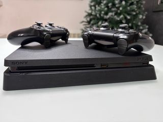 PS4 Slim 500GB Negra + 2 Mandos + Juego