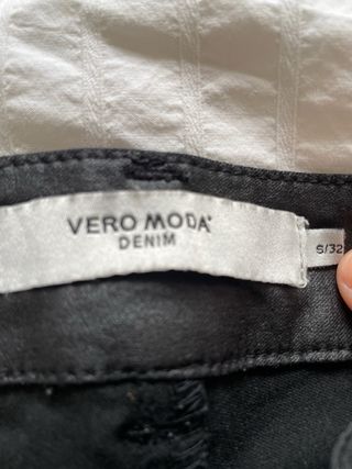 Pantalones pitillo negros efecto piel