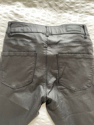 Pantalones pitillo negros efecto piel