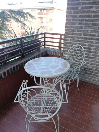 Conjunto terraza: mesa piedra y 2 sillas