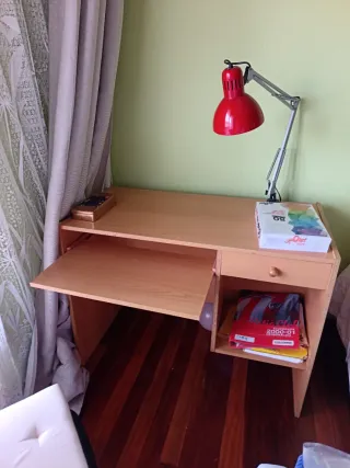 Escritorio de madera con cajón y lámpara