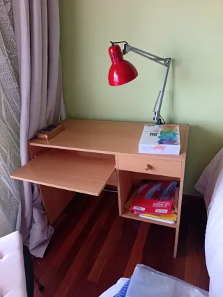 Escritorio de madera con cajón y lámpara