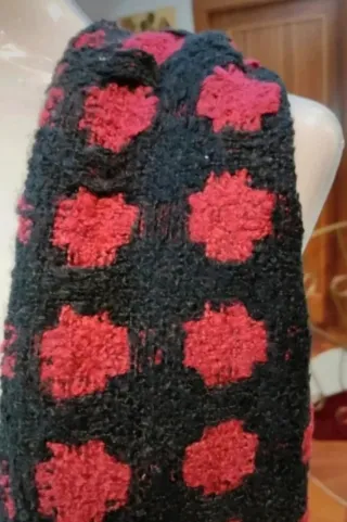 Sciarpa con pois rossi su fondo nero