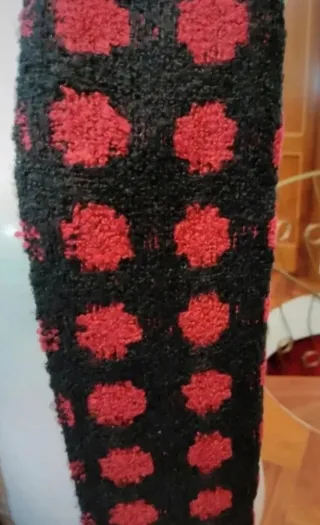 Sciarpa con pois rossi su fondo nero