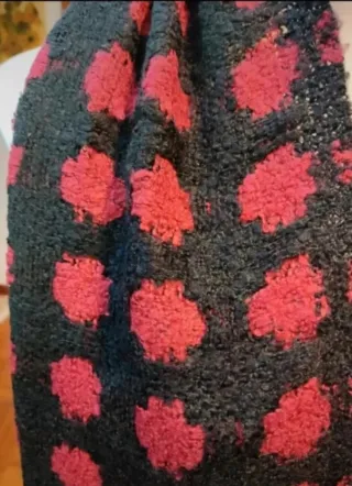 Sciarpa con pois rossi su fondo nero