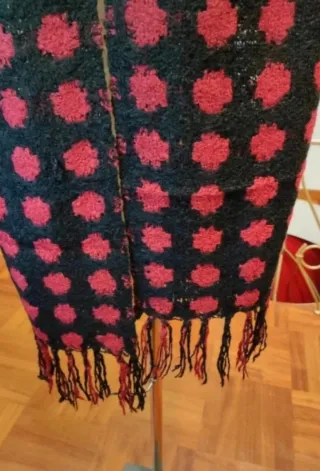 Sciarpa con pois rossi su fondo nero