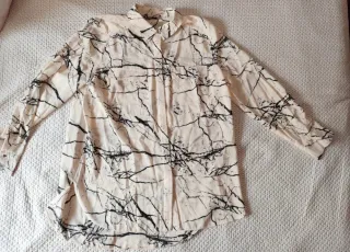 Camisa de mujer beige con estampado negro