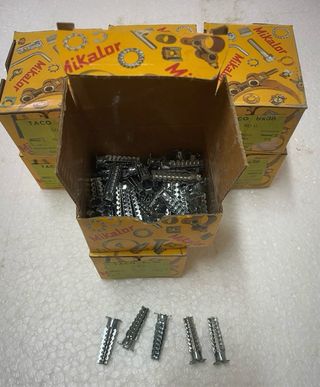 Tacos metálicos Mikalon 8x38. 37 cajas de 50 tacos