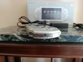PSP 2000 Ice Silver 140 juegos