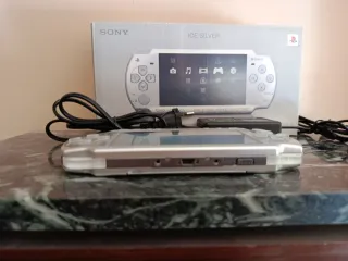 PSP 2000 Ice Silver 140 juegos