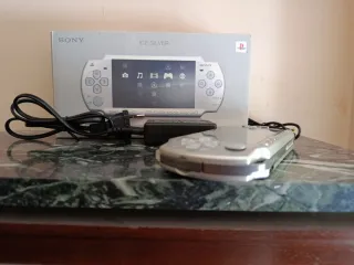 PSP 2000 Ice Silver 140 juegos