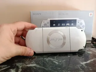 PSP 2000 Ice Silver 140 juegos