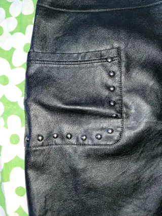 Falda corta negra con tachuelas