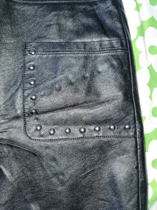 Falda corta negra con tachuelas