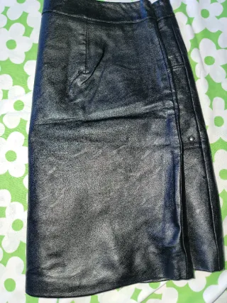 Falda corta negra con tachuelas