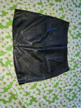 Falda corta negra con tachuelas