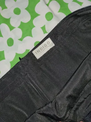 Falda corta negra con tachuelas