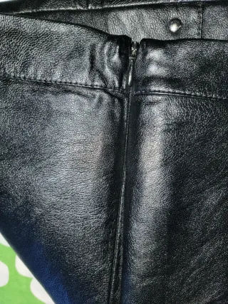 Falda corta negra con tachuelas