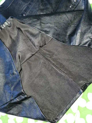 Falda corta negra con tachuelas