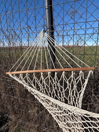 Hamaca de macramé beige y marrón