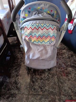 Cochecito de bebé gris con estampado