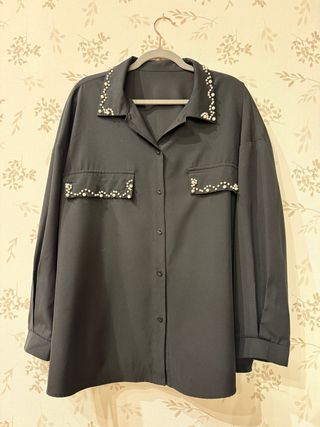 Camisa negra con perlas