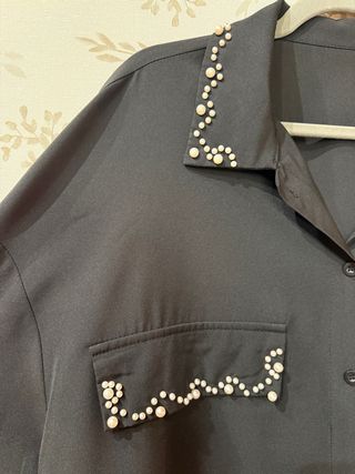 Camisa negra con perlas