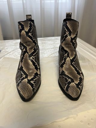 Botines piel serpiente tacón bloque