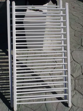 Cuna de madera blanca