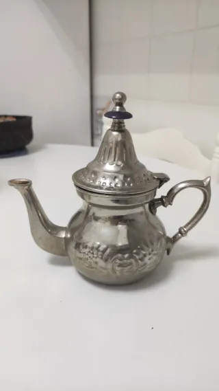 Tetera de metal plateada