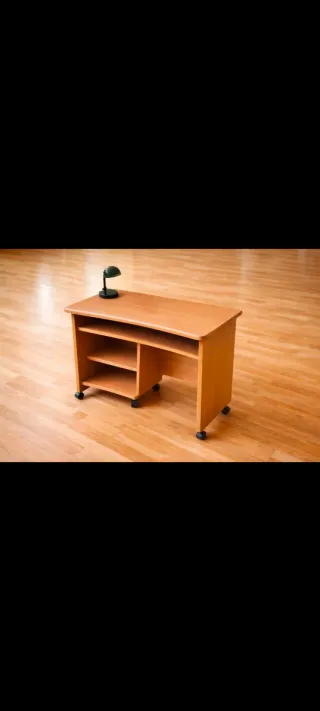 Escritorio de madera marrón