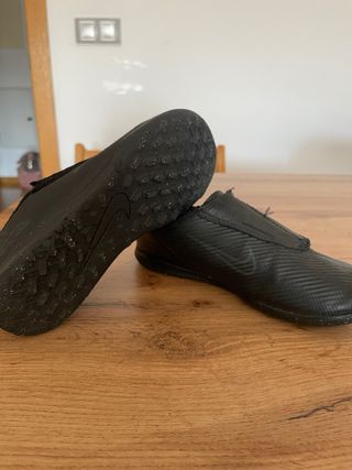 Botas Fútbol Nike Mercurial Negras talla 30.