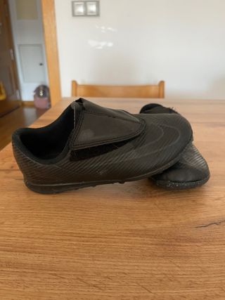 Botas Fútbol Nike Mercurial Negras talla 30.