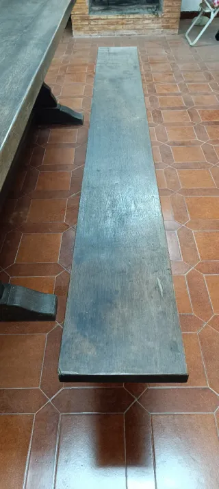 Mesa y 2 bancos roble txoko