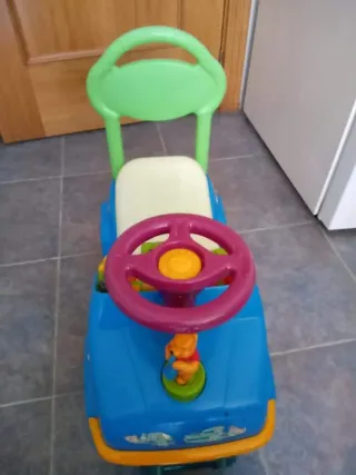 Coche correpasillos y muñeca Barbie