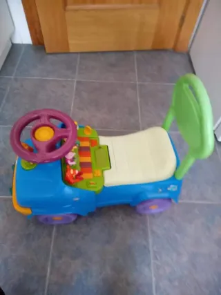 Coche correpasillos y muñeca Barbie