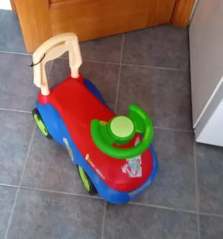 Coche correpasillos y muñeca Barbie