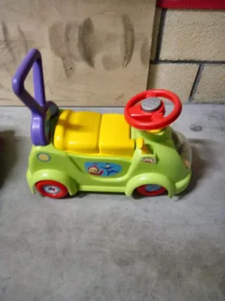 Coche correpasillos y muñeca Barbie