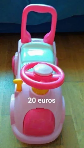 Coche correpasillos y muñeca Barbie