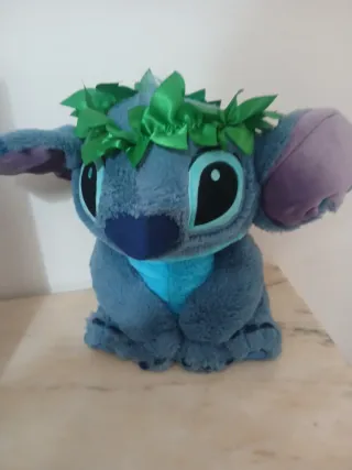 Peluche Stitch Disney con corona de hojas