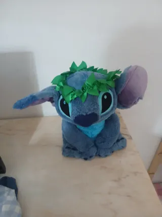 Peluche Stitch Disney con corona de hojas