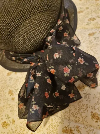Cappello di paglia con foulard/telo