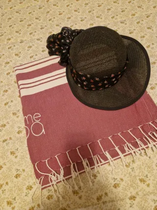 Cappello di paglia con foulard/telo