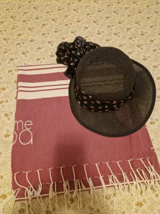 Cappello di paglia con foulard/telo