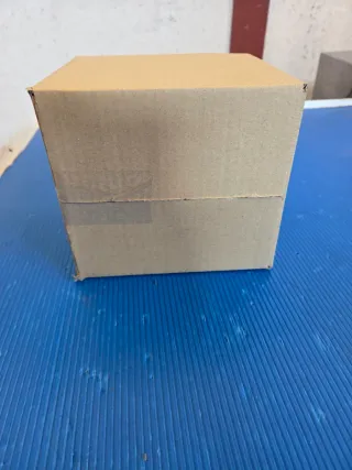 Caja de cartón marrón anónima
