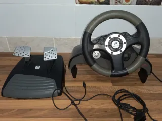 Volante Fanatec con pedales