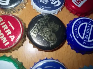 Collezione 33 tappi di birra diversi. Vari paesi