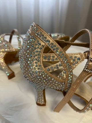 Zapatos de baile color champán con pedrería